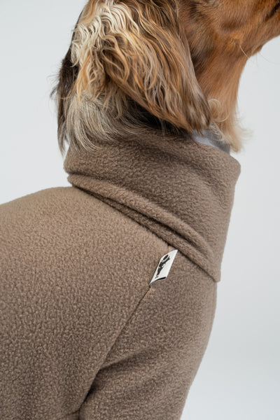 Langhaar-Dackel im walnutfarbenen Fleeceoverall – weicher Schutz vor Kälte.