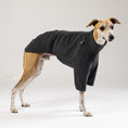 Load image into Gallery viewer, Whippet im Karma Hund Fleece-Pullover in Anthrazit – stilvolle und funktionale Hundemode im Studio.
