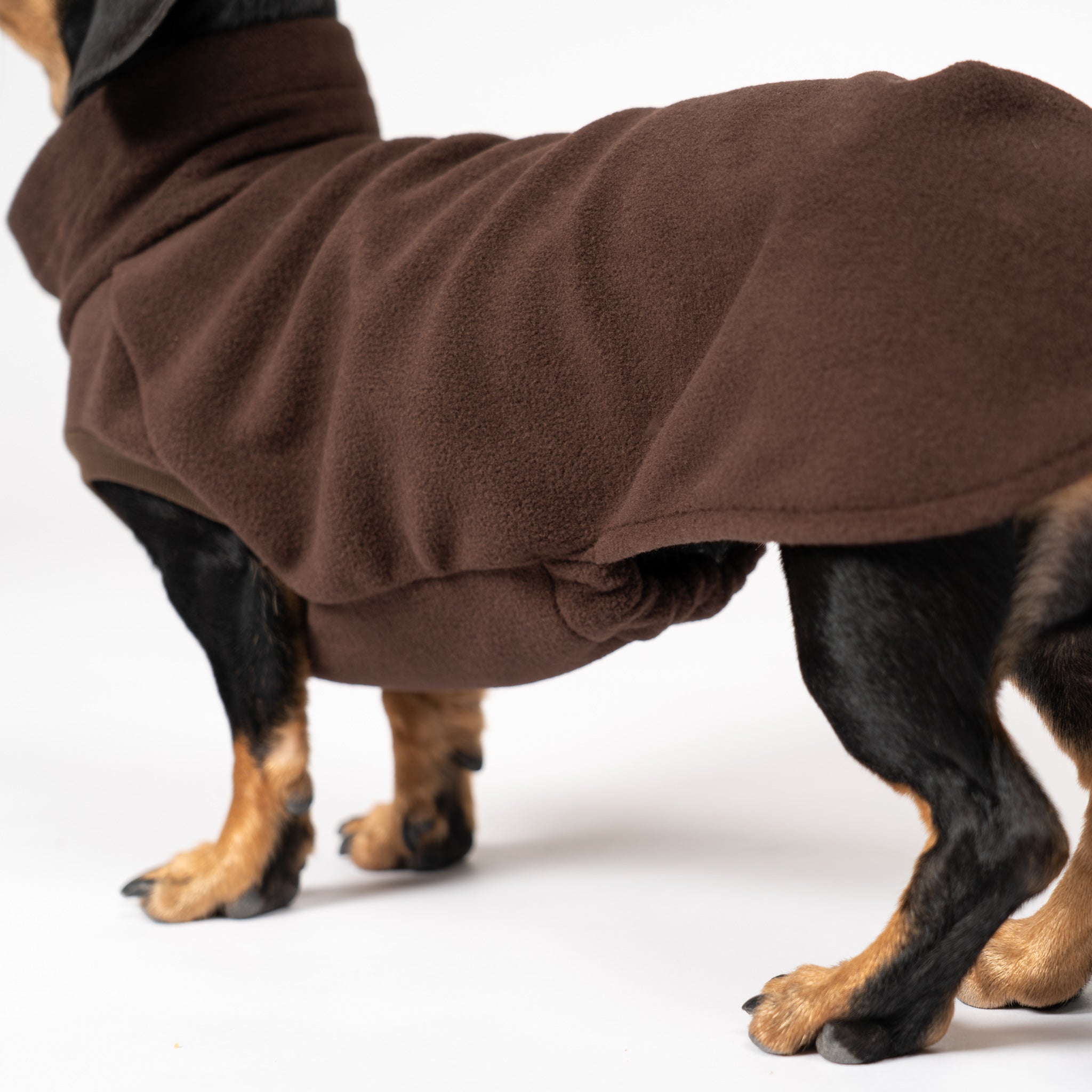 Fleece Shirt Dackel Espresso – Detailaufnahme Stoff und hochwertige Verarbeitung – Karma Hund Berlin