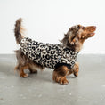 Load image into Gallery viewer, Fleece Shirt Dackel Leo – Hund in Bewegung – bequeme Hundekleidung für Dackel
