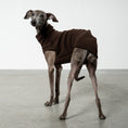 Load image into Gallery viewer, Fleece Shirt Iggy Espresso – Hundekleidung für Dackel, Windspiele und Whippets – Rückenansicht
