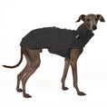Load image into Gallery viewer, Fleece Shirt Iggy Graphite – hochwertige Hundekleidung für Dackel, Windspiele und Windhunde von Karma Hund Berlin – Ganzkörperansicht am Hund
