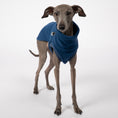 Load image into Gallery viewer, Fleece Shirt Iggy Navy – optimale Passform für Windhunde, Windspiele und Dackel
