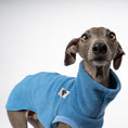 Load image into Gallery viewer, Fleece Shirt Iggy Sky Blue – Close-up am Hund – hochwertige Hundekleidung von Karma Hund
