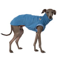 Load image into Gallery viewer, Fleece Shirt Iggy Sky Blue – hochwertige Hundekleidung für Dackel, Windspiele und Windhunde von Karma Hund Berlin – Ganzkörperansicht am Hund
