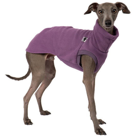 Fleece Shirt Iggy Violet – hochwertige Hundekleidung für Dackel, Windspiele und Windhunde von Karma Hund Berlin – Ganzkörperansicht am Hund
