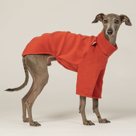 Kuscheliger Hundepullover in Terracotta aus Fleece – warm, pflegeleicht und handgenäht