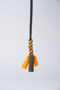 Load image into Gallery viewer, Karma_Hund_Bungee-Tau_Orange_Olive_Nahaufnahme

