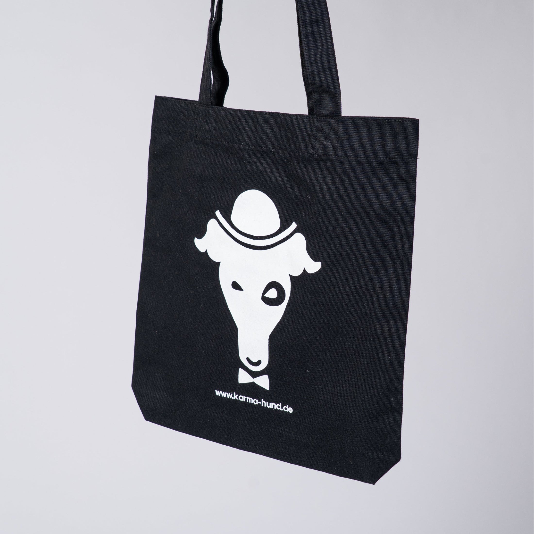 Nahaufnahme des Karma Hund Jutebeutels mit Logo-Seite im natürlichen Licht.