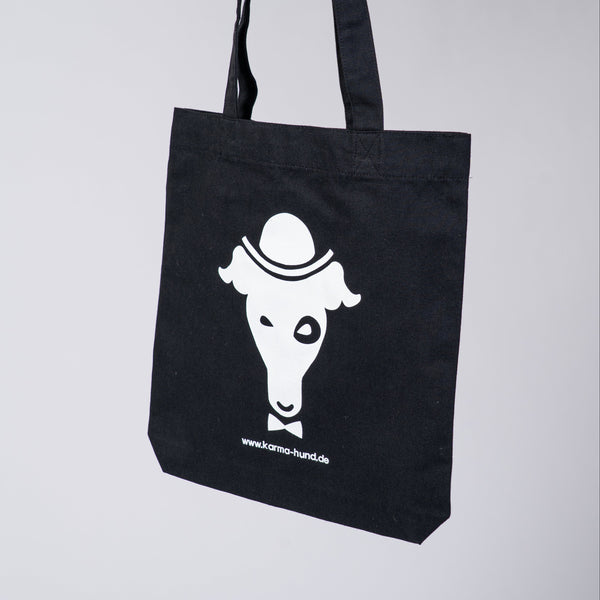 Nahaufnahme des Karma Hund Jutebeutels mit Logo-Seite im natürlichen Licht.