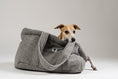 Load image into Gallery viewer, Karma Hund Shopper in Grau – weiches mobiles Hundebett aus Teddy-Stoff, ideal für kleine Hunde in Restaurants oder Cafés.
