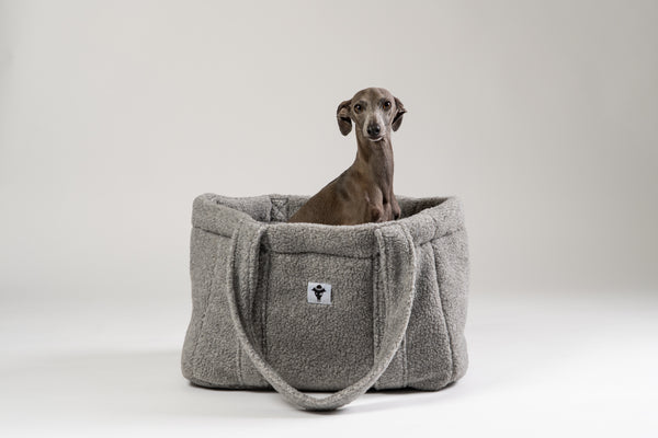 Grauer Teddy Shopper – gemütliches Reisebett von Karma Hund für kleine Hunde, mit italienischem Windspiel als Beispiel.