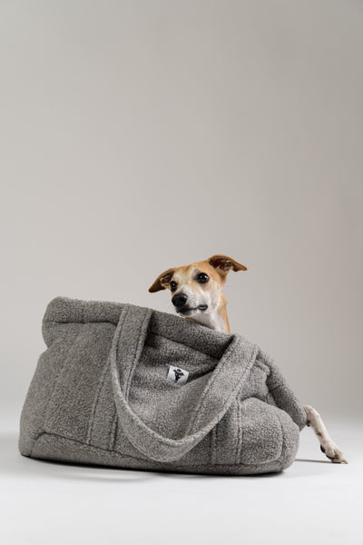Karma Hund Teddy Shopper in Grau – flauschige Tragetasche und Rückzugsort für kleine Hunde, elegant und praktisch.