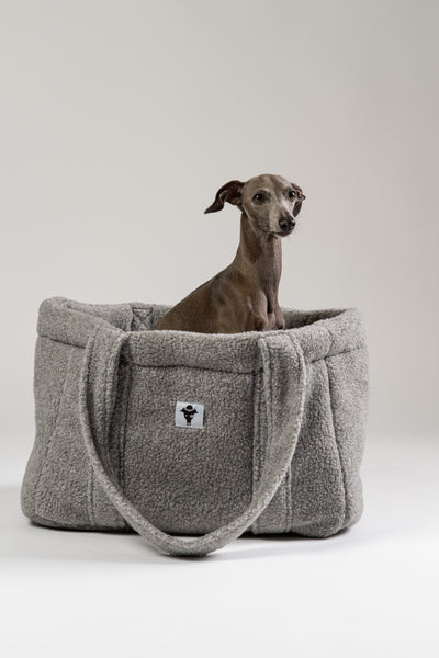 Italienisches Windspiel liegt in der grauen Teddy Hundetasche von Karma Hund – kuscheliges mobiles Bett für unterwegs.