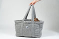 Load image into Gallery viewer, Zwergdackel liegt in der grauen Teddy Hundetasche von Karma Hund – kuscheliges mobiles Bett für unterwegs.
