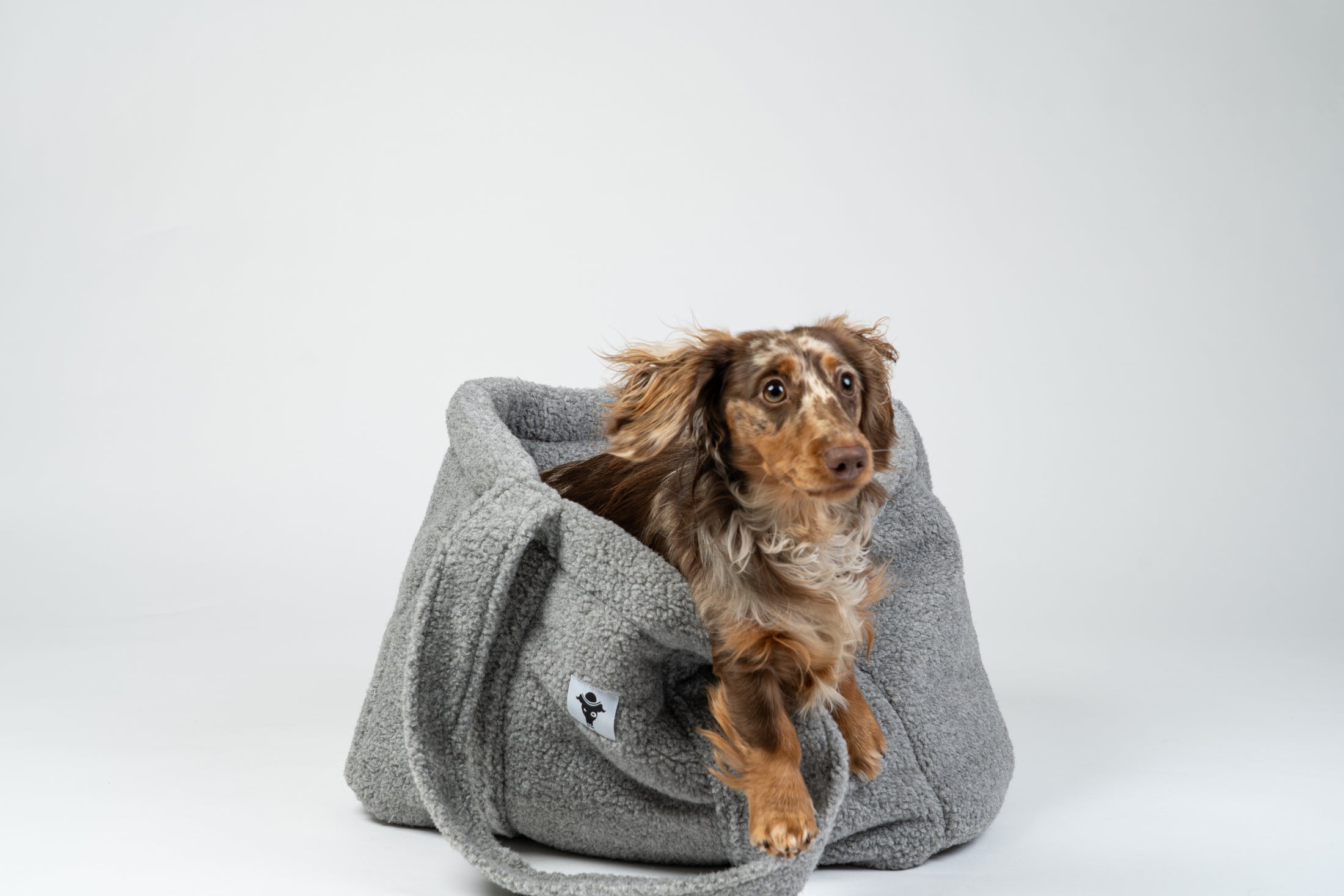 Karma Hund Shopper in Grau – weiches mobiles Hundebett aus Teddy-Stoff, ideal für kleine Hunde in Restaurants oder Cafés.