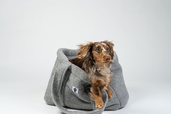 Karma Hund Shopper in Grau – weiches mobiles Hundebett aus Teddy-Stoff, ideal für kleine Hunde in Restaurants oder Cafés.