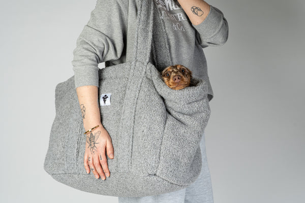Eleganter grauer Teddy Shopper – Dackel liegt bequem darin, perfekter Komfort für kleine Hunde unterwegs.