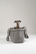 Load image into Gallery viewer, Grauer Teddy Shopper von Karma Hund mit kleinem italienischen Windspiel – stilvolle Hundetasche und gemütlicher Rückzugsort für unterwegs.
