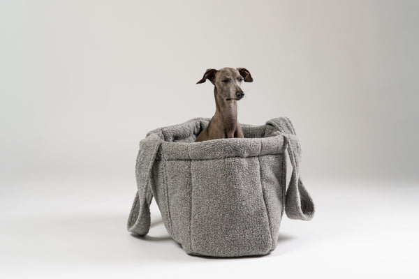 Karma Hund Shopper in Grau aus weichem Teddy-Stoff – elegantes Reisebett und Tragetasche für kleine Hunde.