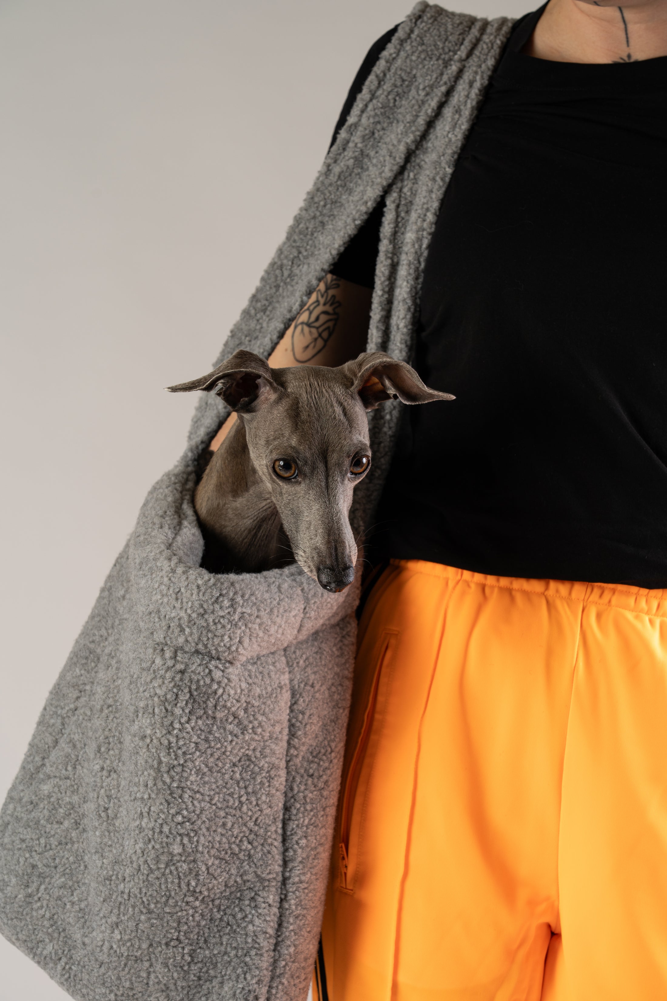 Grauer Teddy Shopper von Karma Hund – praktisches und stilvolles Reisebett für kleine Hunde, ideal für Bahn oder Reisen.