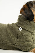 Load image into Gallery viewer, Dackel im Dark Olive Overall mit perfekter Passform
