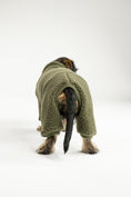 Load image into Gallery viewer, Warmer Hundebegleiter: dunkeloliver Teddy-Overall für Dackel
