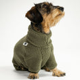 Load image into Gallery viewer, Dackel trägt Teddy-Overall in Dark Olive – handgemacht in Berlin
