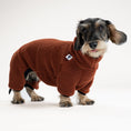 Load image into Gallery viewer, Dackel trägt braunen Teddy Overall im Winterspaziergang
