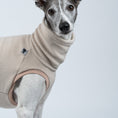 Load image into Gallery viewer, Profilansicht des Whippets im sandfarbenen Long Shirt – idealer Schnitt für tiefe Brust und schmale Taille
