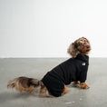 Load image into Gallery viewer, Overall Dackel Schwarz – hochwertige Hundekleidung für Dackel, Windspiele und Windhunde von Karma Hund Berlin – Ganzkörperansicht am Hund
