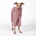 Load image into Gallery viewer, Overall Iggy Mulberry – ergonomischer Schnitt für Dackel und Windspiele – handgefertigte Hundekleidung
