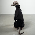 Load image into Gallery viewer, Overall Iggy Schwarz – Hundekleidung für Dackel, Windspiele und Whippets – Rückenansicht
