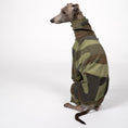Load image into Gallery viewer, Overall Iggy Camouflage – Hundekleidung für Dackel, Windspiele und Whippets – Rückenansicht
