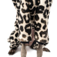 Load image into Gallery viewer, Overall Iggy Leo – Detailaufnahme Stoff und hochwertige Verarbeitung – Karma Hund Berlin
