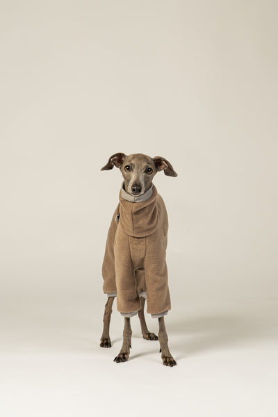 Windspiel im Overall aus Fleece-Stoff in Walnut