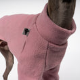 Load image into Gallery viewer, Pullover Iggy Mulberry – Detailaufnahme Stoff und hochwertige Verarbeitung – Karma Hund Berlin
