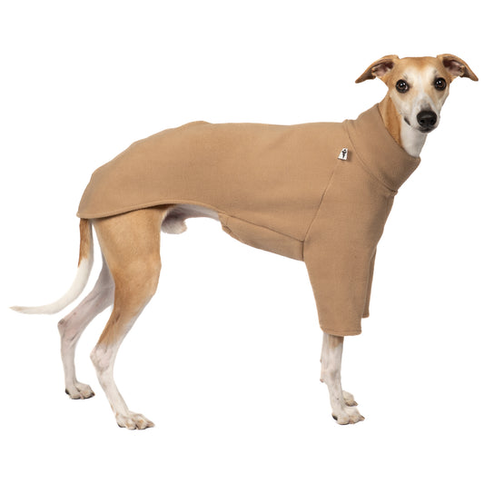 Pullover Windhund Camel – hochwertige Hundekleidung für Dackel, Windspiele und Windhunde von Karma Hund Berlin – Ganzkörperansicht am Hund