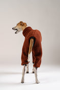 Load image into Gallery viewer, Windhund Overall für Whippets in Bewegung – bequeme, wärmende Hundebekleidung mit optimaler Passform
