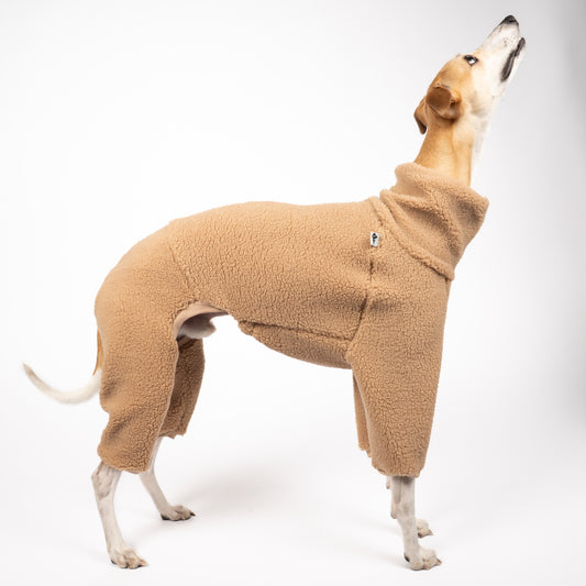 Teddy Overall Windhund Camel – Hundepullover und Hundekleidung für Dackel und Windhunde – Seitenansicht am Hund