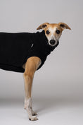 Load image into Gallery viewer, Teddy-Long Shirt in Schwarz – Whippet trägt kuschelige Wintermode
