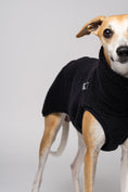 Load image into Gallery viewer, Whippetmode in Teddy-Fleece – schwarzes Shirt mit Struktur und Wärme

