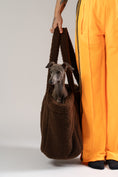 Load image into Gallery viewer, Der braune Teddy Shopper von Karma Hund kombiniert Stil und Komfort – italienisches Windspiel liegt in der weichen Tasche als Rückzugsort für unterwegs.
