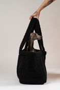 Load image into Gallery viewer, Schwarzer Teddy Shopper von Karma Hund aus weichem Teddy-Stoff – gemütliche Hundetasche für Reisen, Bahn oder Restaurant.
