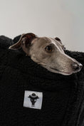 Load image into Gallery viewer, Italienisches Windspiel liegt in der schwarzen Teddy Hundetasche von Karma Hund – komfortables mobiles Bett für kleine Hunde.
