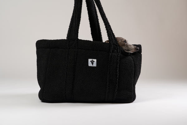 Karma Hund Shopper in Schwarz – weiche, stilvolle Hundetasche mit italienischem Windspiel, ideal als Rückzugsort unterwegs.
