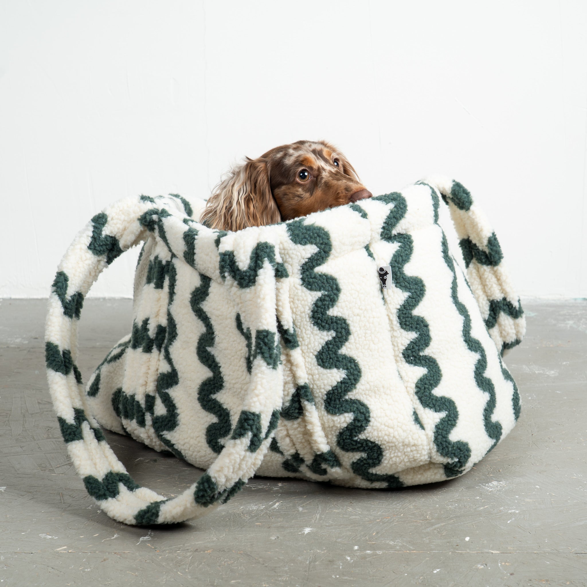 Teddy Shopper Green Waves - Rückzugsort unterwegs für Dackel, Windspiel, Zwergpudel, Zwergspitz, Whippet - Dackel entspannt unterwegs