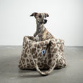 Load image into Gallery viewer, Teddy Shopper Leo Light- Rückzugsort unterwegs für Dackel, Windspiel, Zwergpudel, Zwergspitz, Whippet - Whippet in der Tasche
