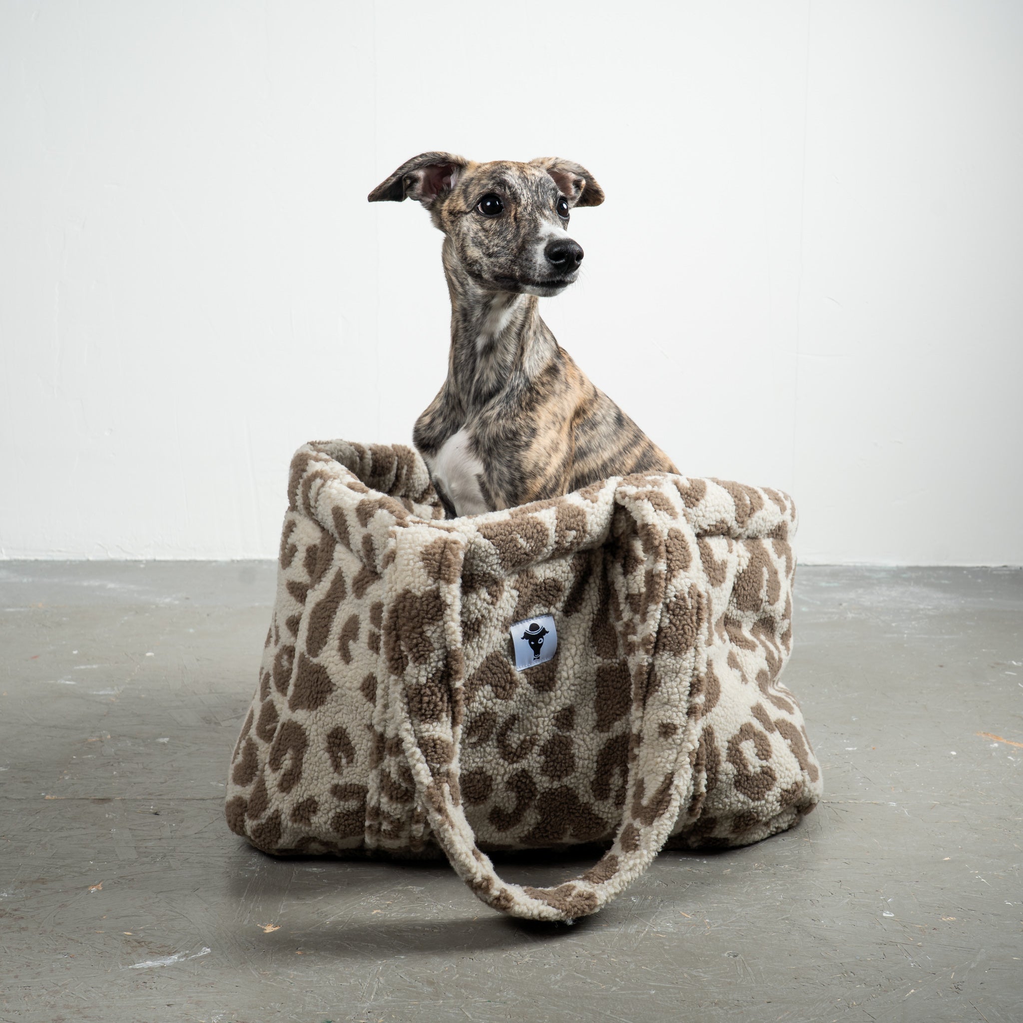 Teddy Shopper Leo Light- Rückzugsort unterwegs für Dackel, Windspiel, Zwergpudel, Zwergspitz, Whippet - Whippet in der Tasche