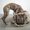 Load image into Gallery viewer, Teddy Shopper Leo Light- Rückzugsort unterwegs für Dackel, Windspiel, Zwergpudel, Zwergspitz, Whippet - Whippet Welpe Rückzugsort
